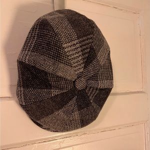 Bailey’s of Hollywood multi colored paperboy hat.  Barely worn, EUC. Large